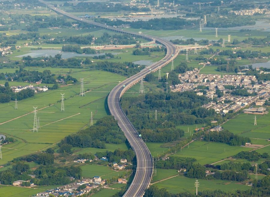 俯瞰四川天府新區(qū)至邛崍高速公路一角（2024年7月2日攝，無人機(jī)照片）。新華社記者 江宏景 攝