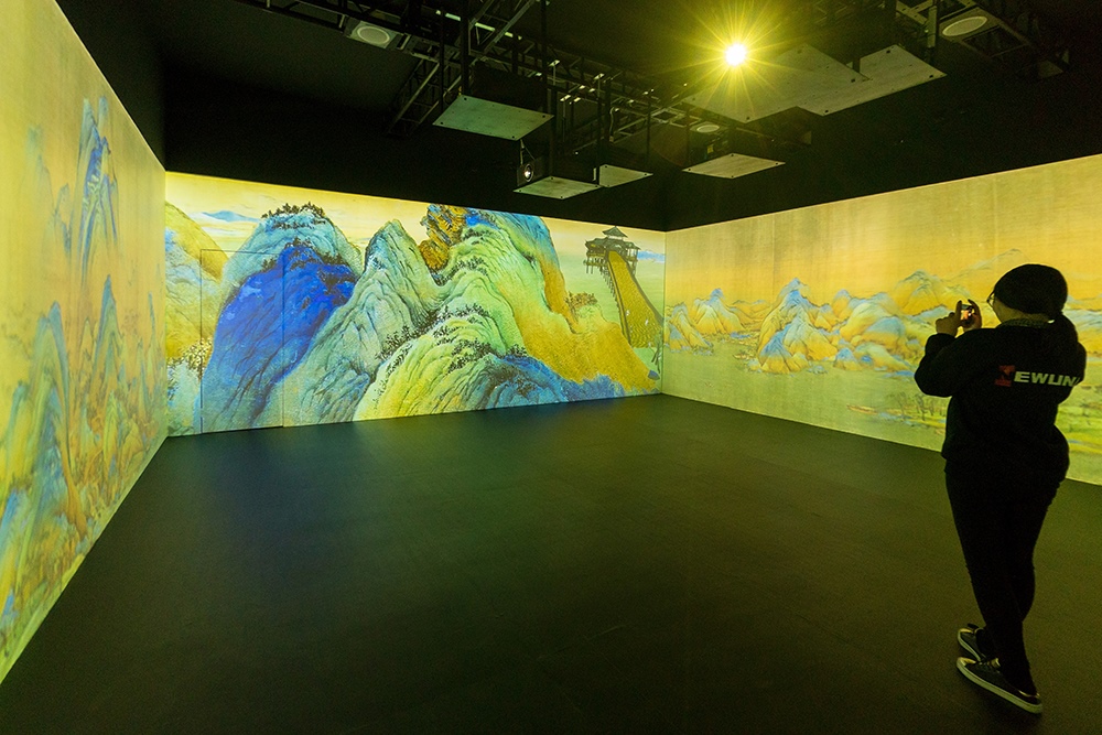 2019年1月29日，上海，市民在“千里江山圖科技藝術(shù)展”上參觀北宋名畫《千里江山圖》的AR全景展示并打卡拍照。