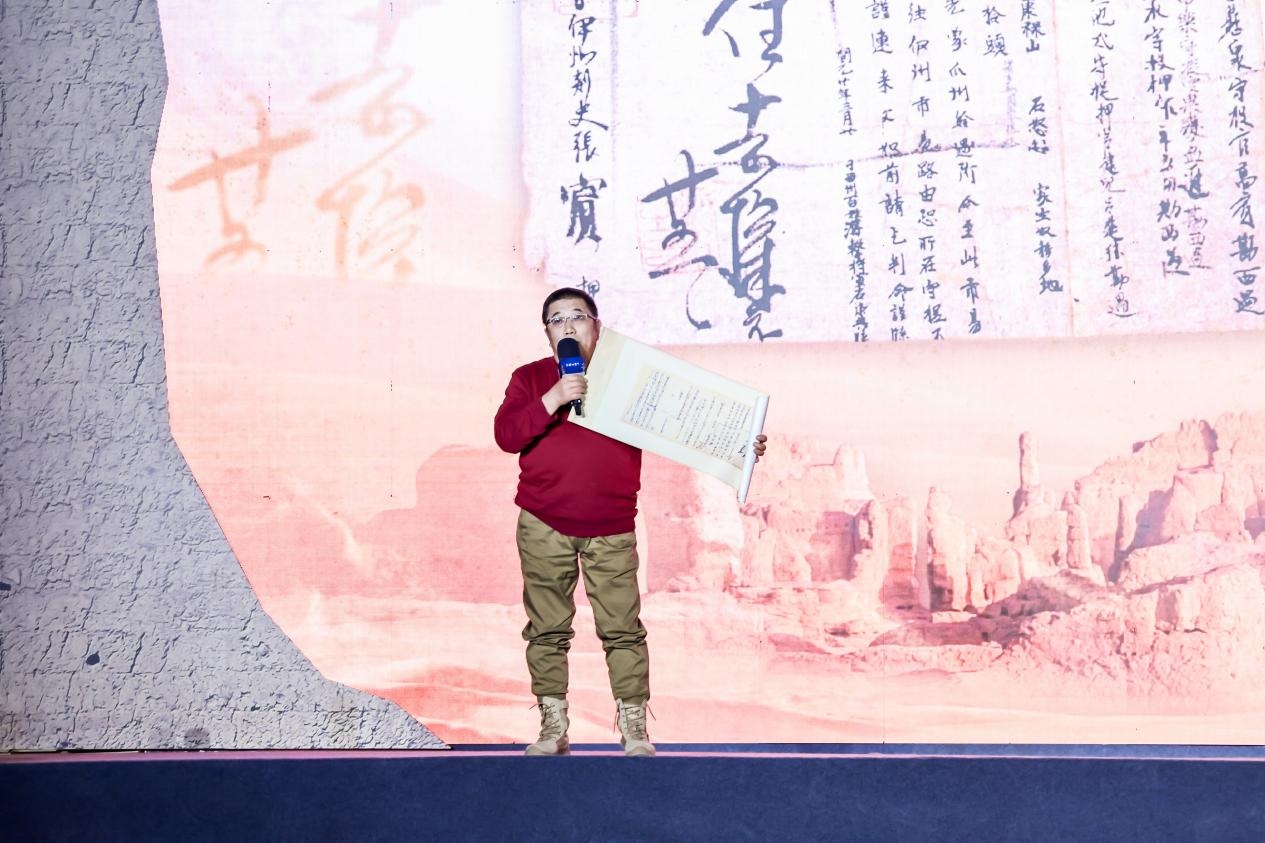 徐東良在“何以中國·五星出東方”網(wǎng)絡(luò)主題宣傳活動(dòng)現(xiàn)場演講。人民視頻供圖