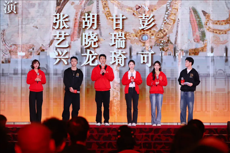 《受到召喚·敦煌》眾演員與現(xiàn)場觀眾互動交流。主辦方供圖