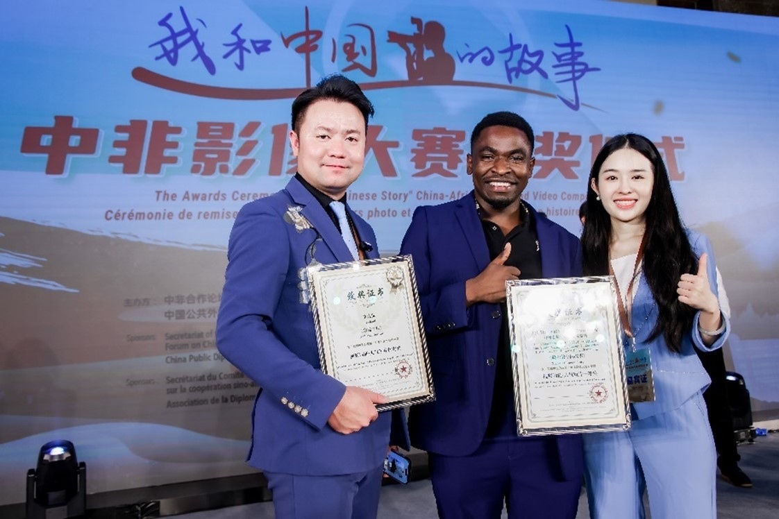 王曉樂（中）與其他嘉賓合影。主辦方供圖