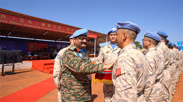 聯(lián)南蘇團(tuán)部隊(duì)司令莫漢中將為維和官兵授勛。秦貴君攝
