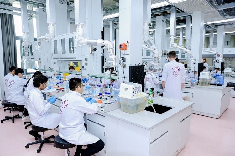中外學生同堂做實驗。深北莫供圖
