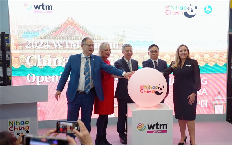 中外嘉賓為中國館開幕點亮水晶球。吳若鳴攝