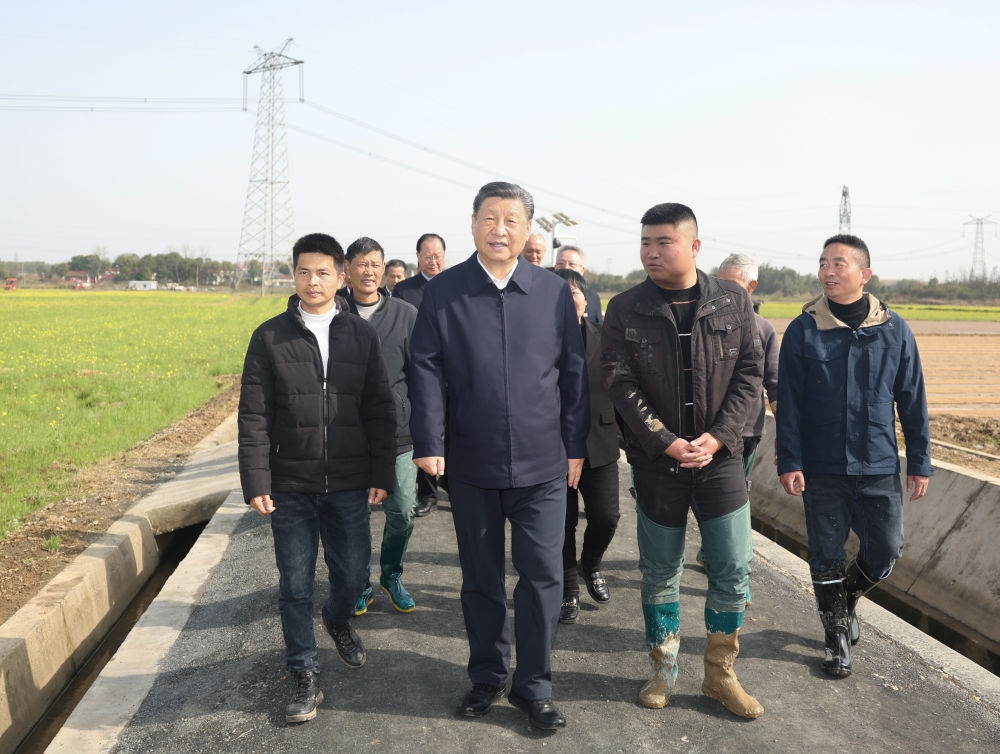 2024年3月19日，習(xí)近平在湖南省常德市鼎城區(qū)謝家鋪鎮(zhèn)港中坪村，同種糧大戶(hù)、農(nóng)技人員、基層干部親切交流。習(xí)近平強(qiáng)調(diào)：“要建設(shè)好高標(biāo)準(zhǔn)農(nóng)田，推行適度規(guī)模經(jīng)營(yíng)，加強(qiáng)政策支持和示范引領(lǐng)，加大良種、良機(jī)、良法推廣力度，在精耕細(xì)作上下功夫，進(jìn)一步把糧食單產(chǎn)和品質(zhì)提上去，讓種糧也能夠致富，進(jìn)而吸引更多農(nóng)戶(hù)參與發(fā)展現(xiàn)代化大農(nóng)業(yè)，真正把中國(guó)特色農(nóng)業(yè)現(xiàn)代化之路走穩(wěn)走扎實(shí)?！? width=
