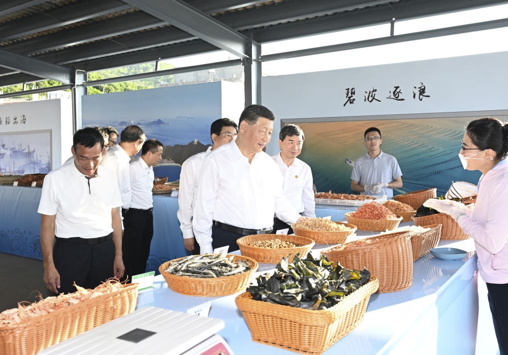 2024年10月15日，習(xí)近平在福建省漳州市東山縣陳城鎮(zhèn)澳角村考察時(shí)，了解海鮮干貨和漁獲產(chǎn)品交易情況。習(xí)近平指出：“村級(jí)黨組織要發(fā)揮火車(chē)頭作用，帶領(lǐng)鄉(xiāng)親們做好‘?！奈恼拢卩l(xiāng)村振興、共同富裕的道路上一往無(wú)前?！? width=