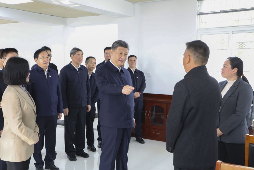 2024年11月5日，習(xí)近平在湖北省咸寧市嘉魚(yú)縣潘家灣鎮(zhèn)四邑村黨群服務(wù)中心考察。習(xí)近平指出：“要持續(xù)為基層減負(fù)，讓基層干部能夠用更多時(shí)間和精力來(lái)服務(wù)群眾?！? width=
