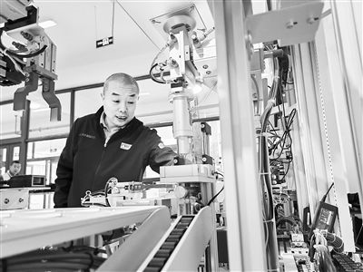 郭海青在檢查車床加工設(shè)備。 受訪者供圖