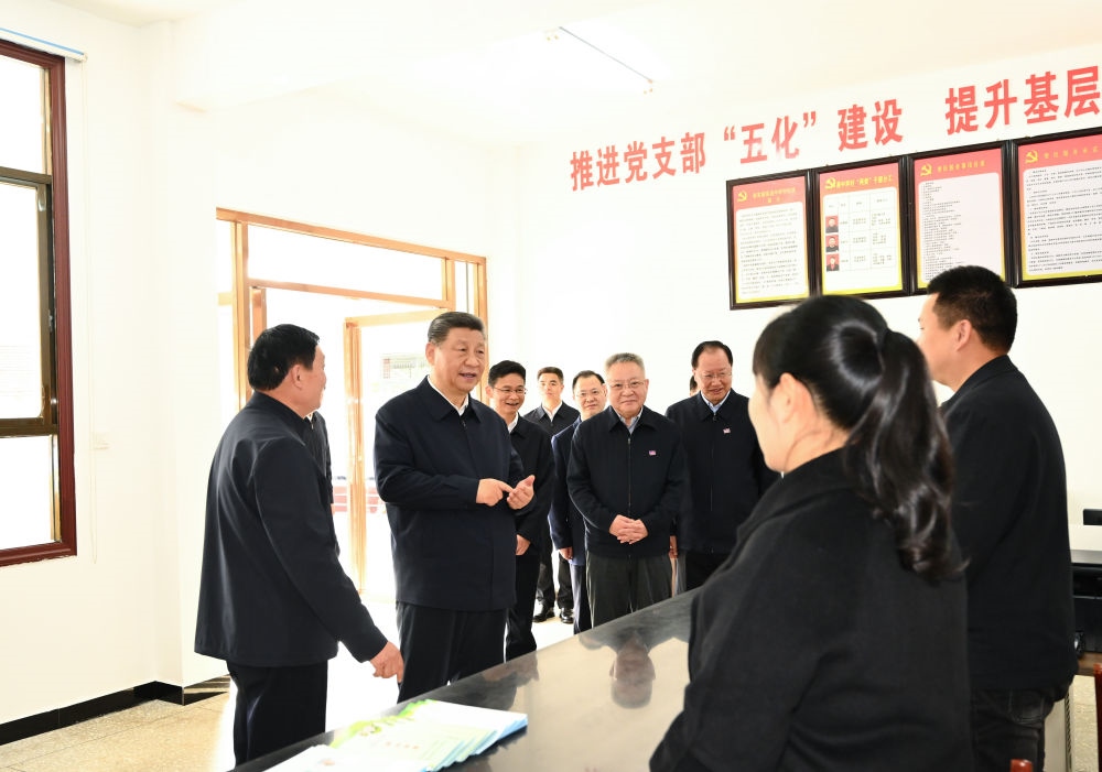 2024年3月19日，習(xí)近平在湖南省常德市鼎城區(qū)謝家鋪鎮(zhèn)港中坪村黨群服務(wù)中心了解當(dāng)?shù)貫榛鶎訙p負(fù)、提升基層治理效能等情況。他指出：“要堅(jiān)決整治形式主義、官僚主義問(wèn)題，精兵簡(jiǎn)政，持之以恒抓好這項(xiàng)工作。”