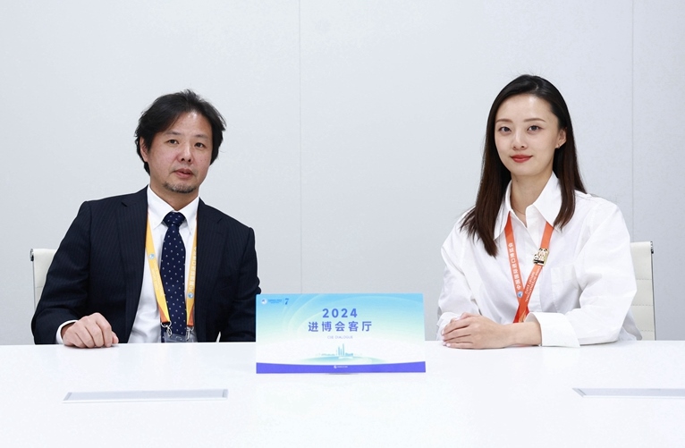 豐田汽車（中國）投資有限公司副總經(jīng)理劉鵬做客“2024進(jìn)博會(huì)客廳”欄目。人民網(wǎng) 歐陽易佳攝