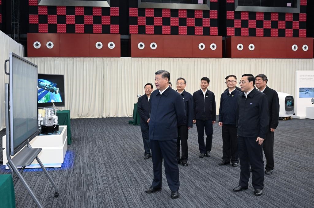 2024年10月17日，習(xí)近平總書記在合肥濱湖科學(xué)城察看安徽省重大科技創(chuàng)新成果集中展示。新華社記者 謝環(huán)馳 攝