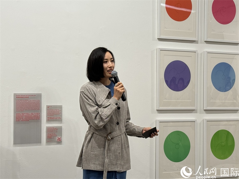11月8日，今日美術(shù)館館長(zhǎng)張然在“瑞士經(jīng)典設(shè)計(jì)展”開(kāi)幕式上發(fā)表致辭。（人民網(wǎng) 謝瑩攝）