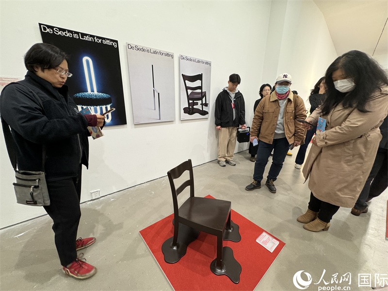 11月8日，觀眾在“瑞士經(jīng)典設(shè)計(jì)展”作品前駐足欣賞。（人民網(wǎng) 謝瑩攝） 