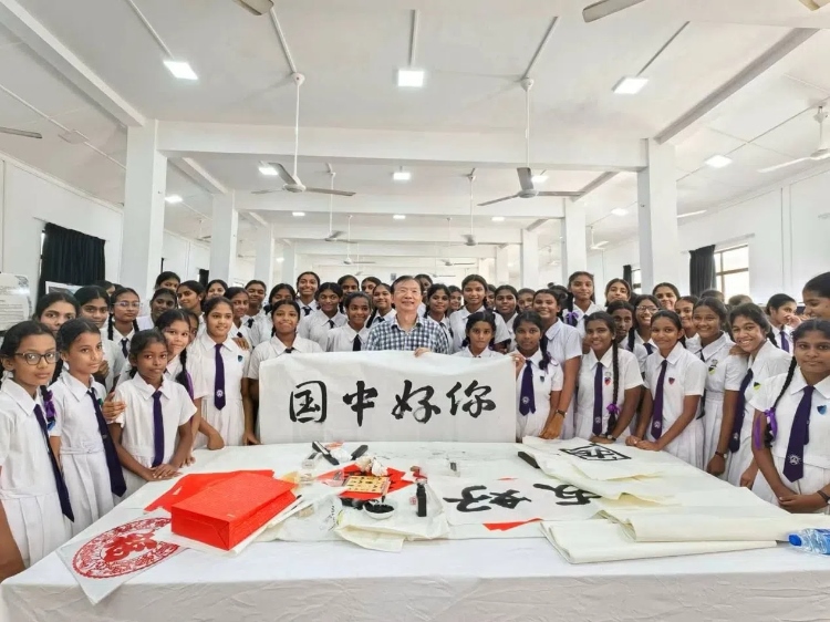 斯里蘭卡學(xué)生在系列活動中學(xué)習(xí)中國書法。圖片由主辦方提供
