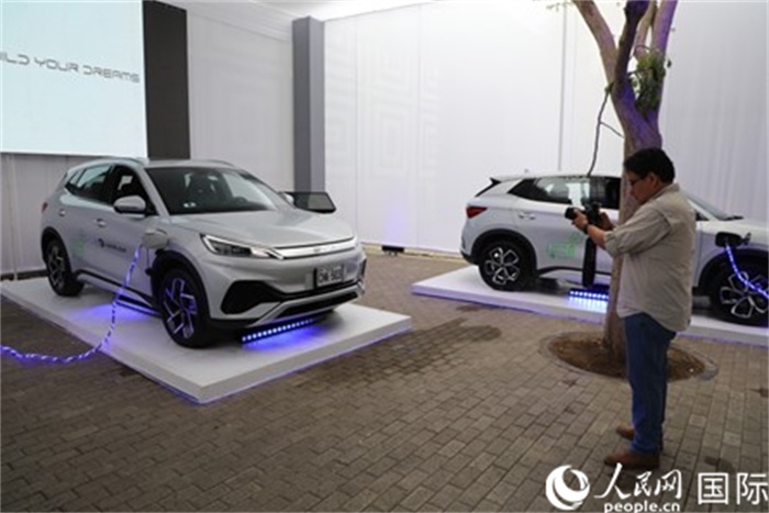 圖為秘魯媒體記者正在拍攝現(xiàn)場(chǎng)展出的比亞迪電動(dòng)汽車。 人民網(wǎng)記者姜波攝