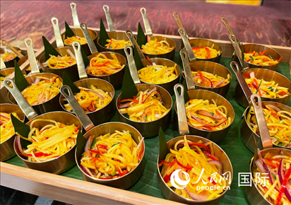 馬來(lái)西亞美食節(jié)現(xiàn)場(chǎng)準(zhǔn)備的美食。人民網(wǎng) 王婧攝