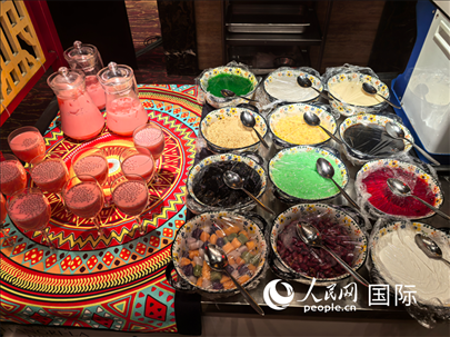 馬來(lái)西亞美食節(jié)現(xiàn)場(chǎng)準(zhǔn)備的美食。人民網(wǎng) 楊春燕攝