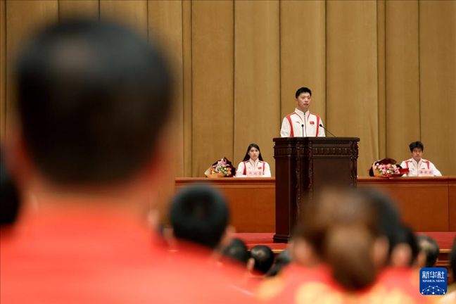 11月15日，乒乓球運(yùn)動(dòng)員馬龍（中）在報(bào)告會(huì)上發(fā)言。新華社記者 李明 攝