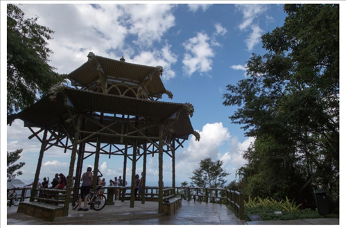 在巴西里約熱內(nèi)盧市內(nèi)的蒂茹卡國家森林公園里，有一座風(fēng)光獨(dú)一無二的觀景臺(tái)，名為“中國亭”，是為紀(jì)念曾經(jīng)在這里種植茶葉的中國茶農(nóng)而修建，如今已成為當(dāng)?shù)氐闹坝^。（圖源：新華社）