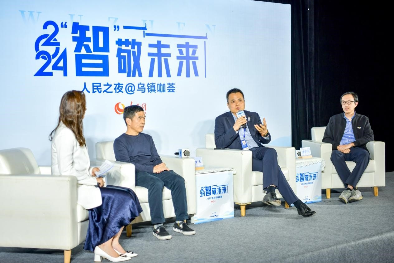 在對(duì)話環(huán)節(jié)，之江實(shí)驗(yàn)室高級(jí)研究專家潘愛民、伏羲智庫創(chuàng)始人李曉東、麒麟軟件副總經(jīng)理李震寧探討“‘百模大戰(zhàn)’將卷向何方”。人民網(wǎng)記者 任峰濤攝