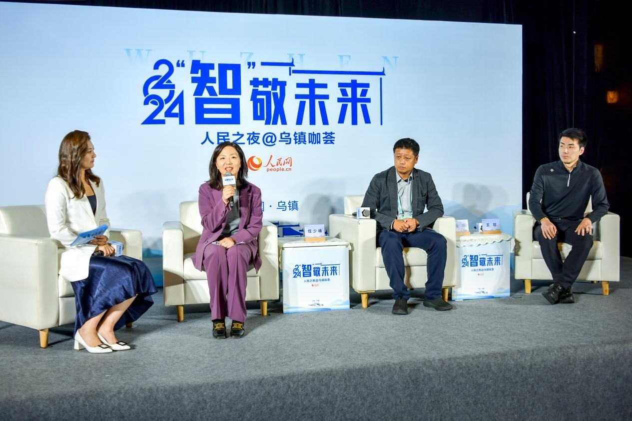 在對(duì)話環(huán)節(jié)，趣丸科技總編輯、副總裁任少峰，星云智慧機(jī)器人CEO李明，可之教育大模型創(chuàng)始人王冠討論“人工智能如何惠及大眾”。人民網(wǎng)記者 任峰濤攝
