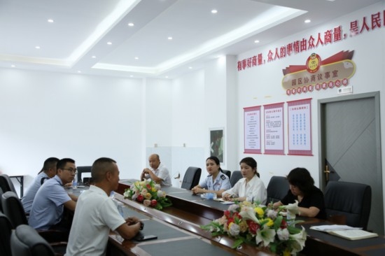 榕江縣稅務(wù)局在園區(qū)協(xié)商議事室協(xié)調(diào)解決企業(yè)訴求。黔東南州稅務(wù)局供圖