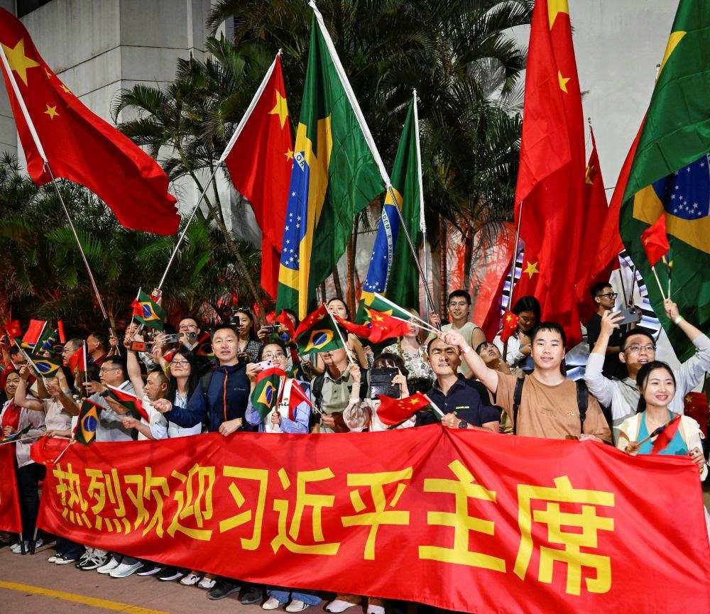  2024年11月，習(xí)近平主席在巴西里約熱內(nèi)盧出席二十國集團(tuán)領(lǐng)導(dǎo)人第十九次峰會期間，里約熱內(nèi)盧街頭熱情的歡迎人群。