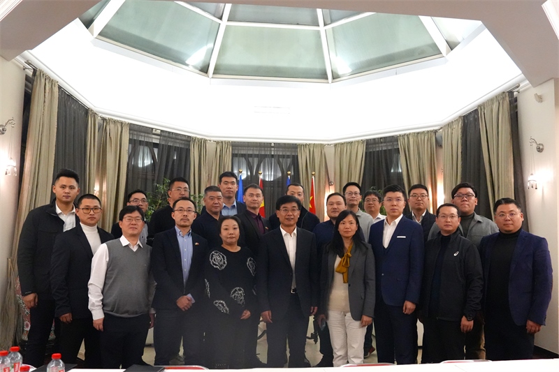 集體合照。中國駐烏克蘭大使館供圖