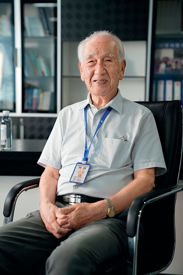 2024年8月，佐佐木俊一在深圳接受本刊記者采訪。