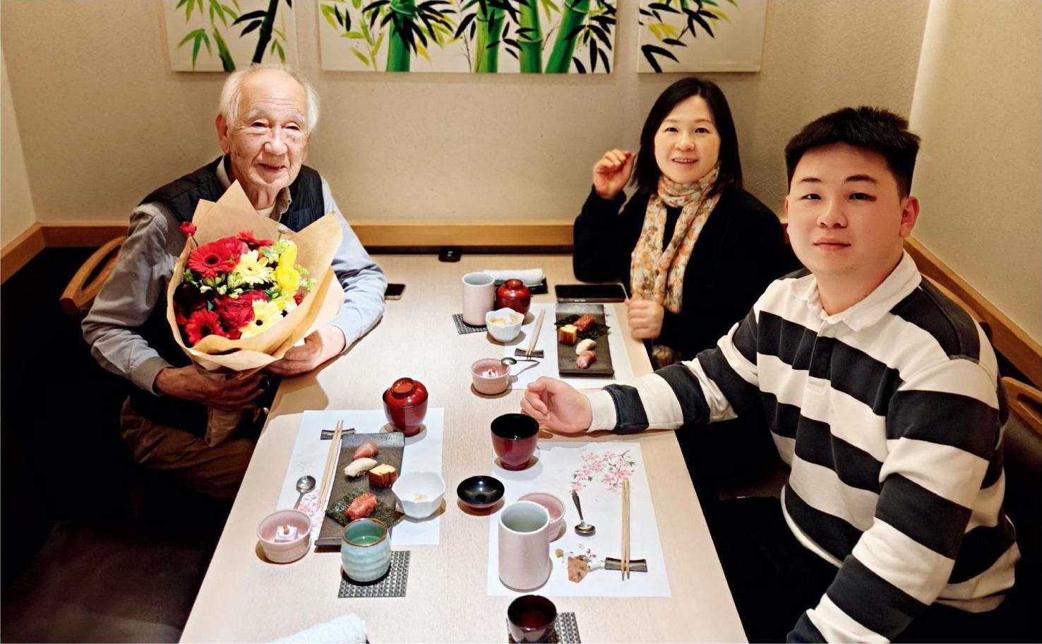 佐佐木俊一與彭林（中）、彭俊霖（右）在一起。