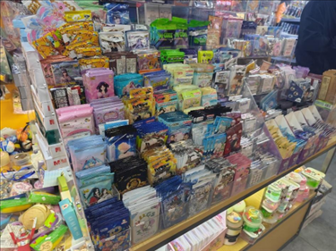 北京某文具店卡牌盲盒柜臺(tái)，未設(shè)相關(guān)提醒。人民網(wǎng)記者 黃鈺攝