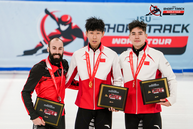 男子500米頒獎(jiǎng)儀式，中國選手孫龍(中)奪得冠軍，加拿大選手杜博伊斯(左)獲得亞軍，中國選手劉少昂獲得季軍。賽事組委會(huì)供圖