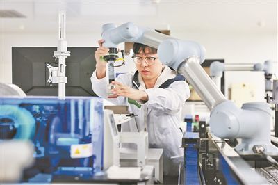 廣東省深圳市科研人員在實(shí)驗(yàn)室調(diào)試智能機(jī)器人。視覺(jué)中國(guó)供圖