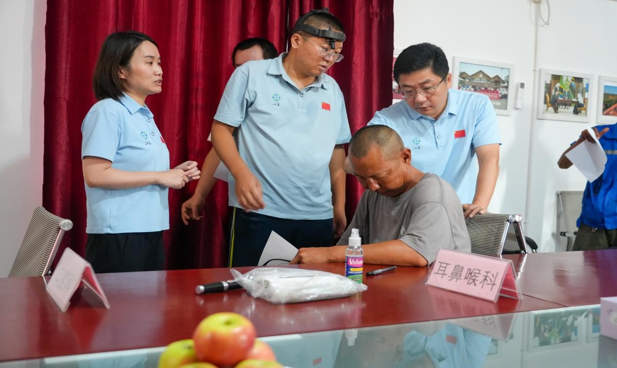醫(yī)療隊專家診療現(xiàn)場。中國土木供圖