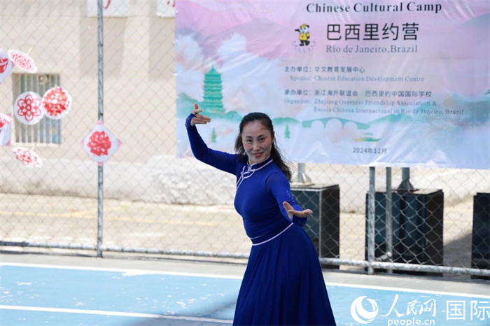 蒙古族舞蹈《熱土》表現(xiàn)出草原兒女的熱情與活力。人民網(wǎng)記者 陳海琪攝