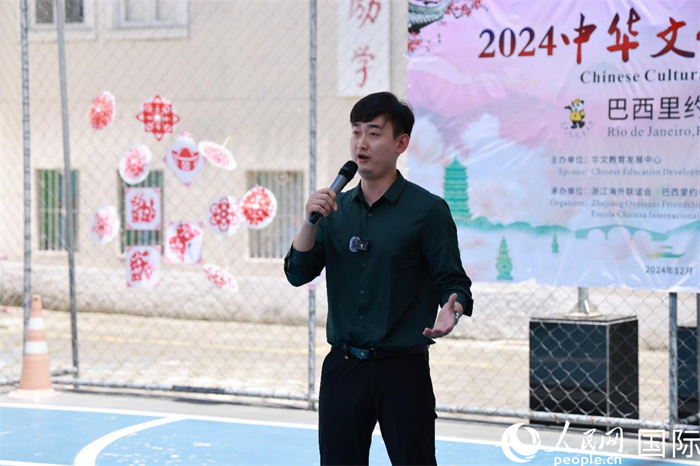 歌曲《故鄉(xiāng)的云》喚起了在外游子對故鄉(xiāng)的懷念。人民網(wǎng)記者 陳海琪攝