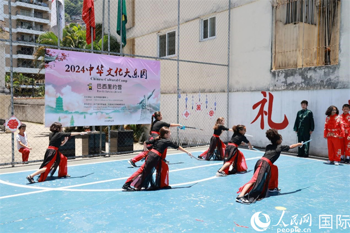 《中華武術(shù)》表演展現(xiàn)了武術(shù)剛?cè)岵?jì)的獨(dú)特魅力。人民網(wǎng)記者 陳海琪攝