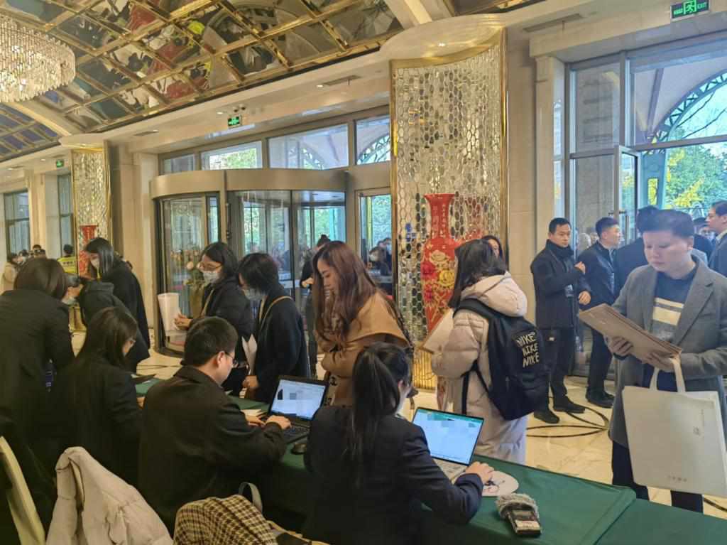 12月12日，第十批國家組織藥品集中帶量采購現(xiàn)場。新華社記者龔雯 攝