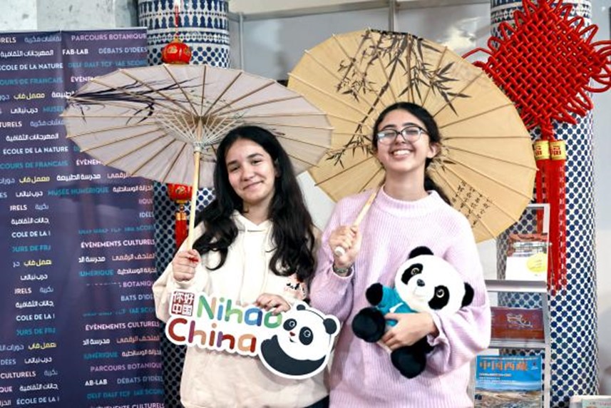 兩名女孩在合影。拉巴特中國(guó)文化中心供圖