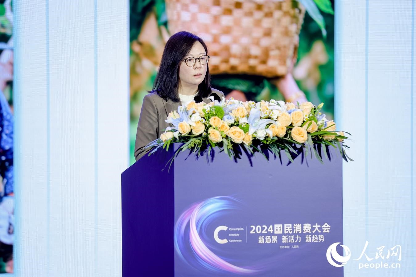 百果園集團(tuán)首席營銷官楊茜在2024國民消費大會現(xiàn)場進(jìn)行分享。