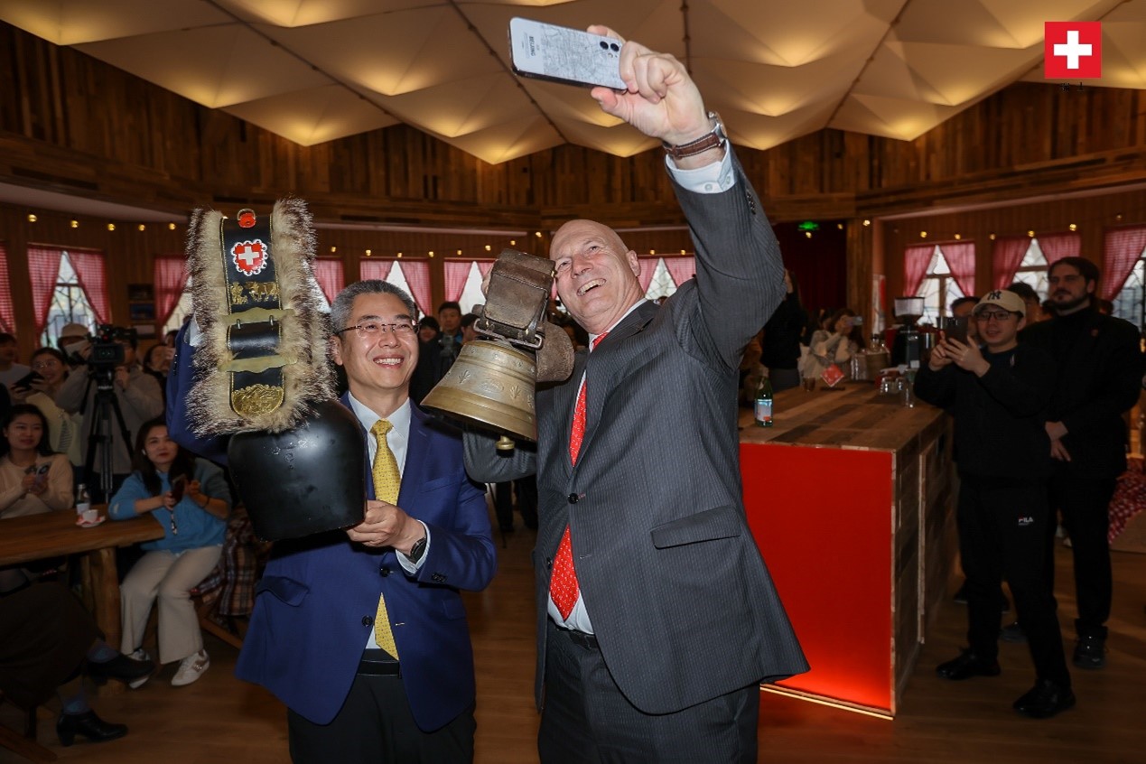瑞士駐華大使白瑞誼與北京市西城區(qū)委副書記、代區(qū)長郅海杰搖響瑞士牛鈴，共同為小木屋揭幕。瑞士駐華大使館供圖