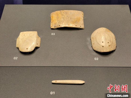 12月14日，“文明先鋒—凌家灘文化玉器展”在故宮博物院文華殿開幕。圖為展覽現(xiàn)場的玉龜、玉版和玉簽。 中新社記者 應妮 攝