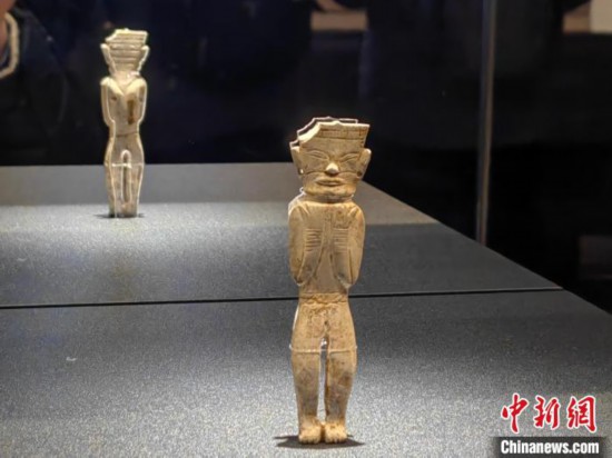 12月14日，“文明先鋒—凌家灘文化玉器展”在故宮博物院文華殿開幕。圖為展覽現(xiàn)場的立姿玉人。 中新社記者 應妮 攝