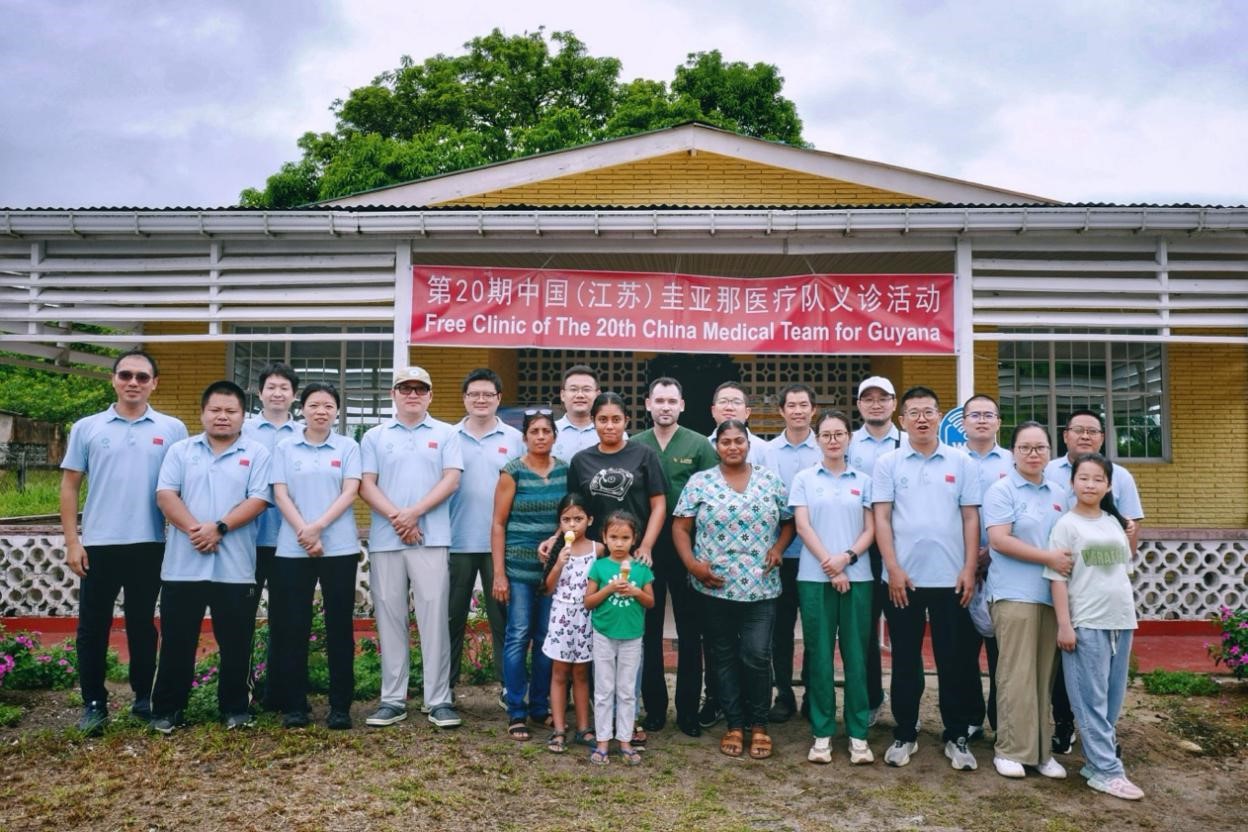 第20期中國（江蘇）援圭亞那醫(yī)療隊在圭偏遠的林登高速社區(qū)開展義診后，與部分當地居民合影。 中國援圭醫(yī)療隊供圖