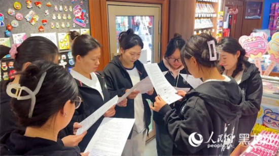 工會組織企業(yè)職工開展技能培訓活動。人民網(wǎng)記者 張哲鑫攝