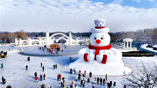 12月8日，黑龍江哈爾濱市今冬第一個(gè)大雪人“雪人先生”在太陽島風(fēng)景區(qū)落成。大雪人高20米，用雪量4000立方米。圖為12月9日在哈爾濱太陽島風(fēng)景區(qū)正門廣場(chǎng)拍攝的大雪人。新華社記者 王松攝