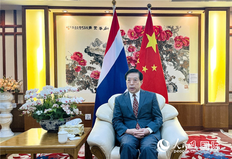 2024年12月10日，中國駐泰國大使韓志強在泰國曼谷接受中國—東盟中心（ACC）組織的“多彩東盟：2024年中國媒體東盟行”媒體團采訪。人民網記者 羨江楠攝