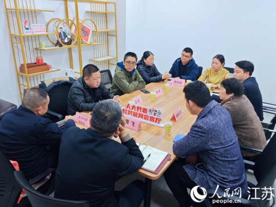 “紅興會客廳”，一場助企紓困協調會正在進行。人民網 徐晨曦攝