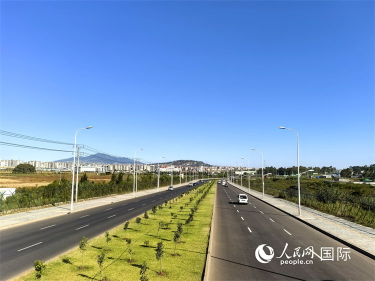 新近完工的埃塞俄比亞卡里提環(huán)線—布爾布拉—克林圖公路遠(yuǎn)景。張洪衛(wèi)攝