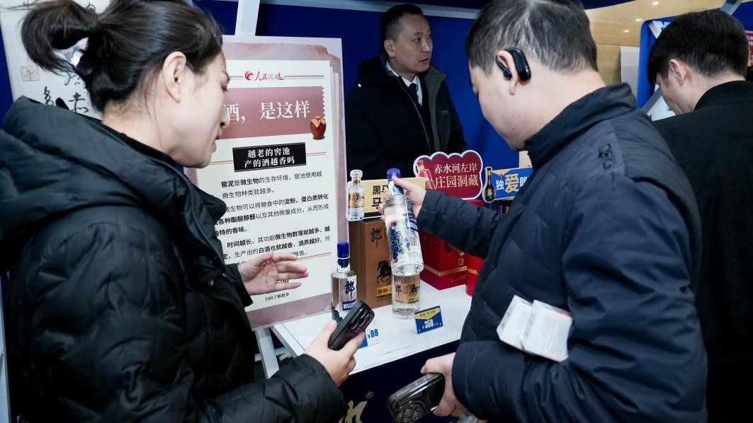 白酒展位負(fù)責(zé)人在為嘉賓介紹。張新攝